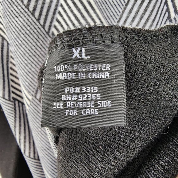 New Studio quarter zip black and white diamond plate sweater, size XLarge. - Picture 6 of 7